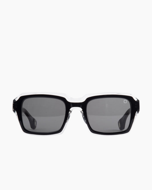 black plastic rectangle sunglassesby Blake Kuwahara model Franzen, front view, lunettes de vue rectangle couleur Noir