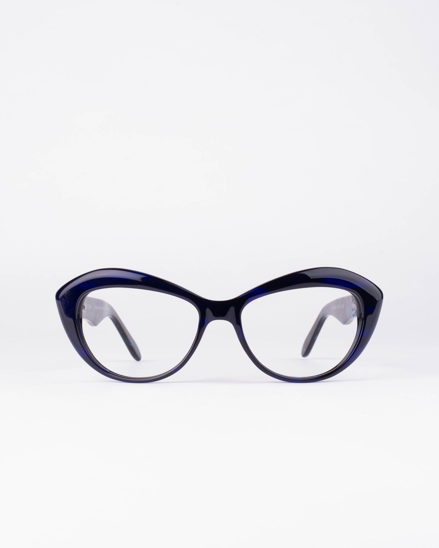 purple plastic butterfly eyeglasses by Traction model hockney, front view, lunettes de vue papillon couleur violet