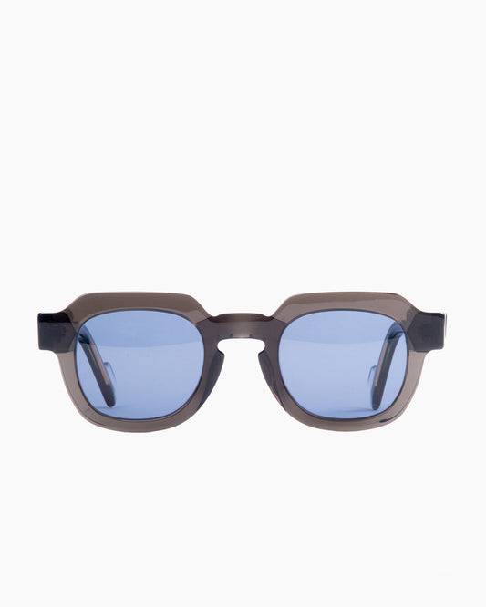 grey plastic rectangle  sunglassesby Anne et Valentin model wright, front view, lunettes de vue rectangle couleur Gris