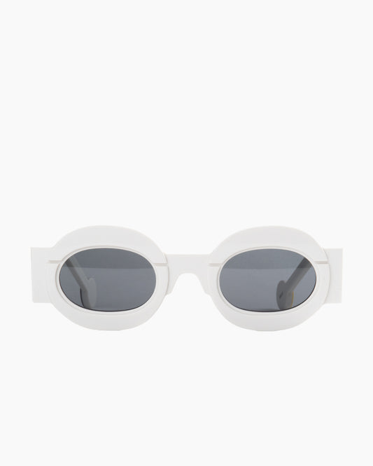 white plastic oval sunglassesby Anne et Valentin model Lala3, front view, lunettes de vue ovale couleur blanc