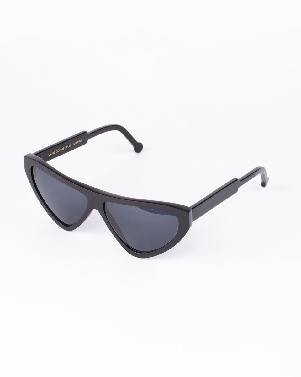 black plastic triangle  sunglassesby Marie-Sophie Dion model Hart, front view, lunettes de vue triangle couleur Noir