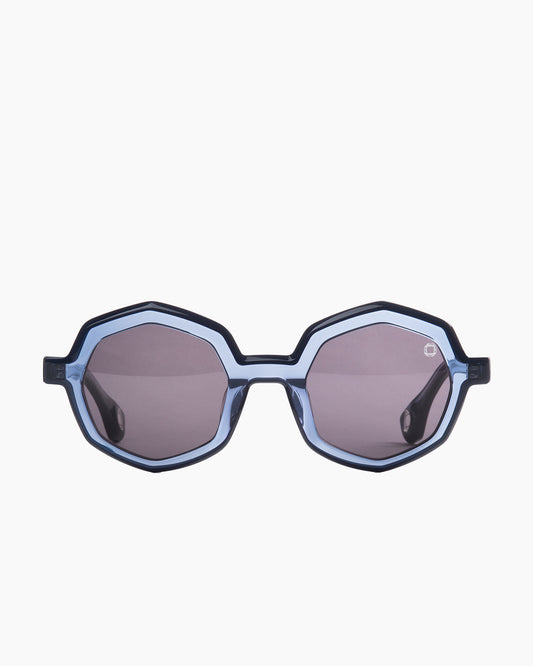 blue plastic octogon  sunglassesby Blake Kuwahara model loos, front view, lunettes de vue octogone couleur bleu