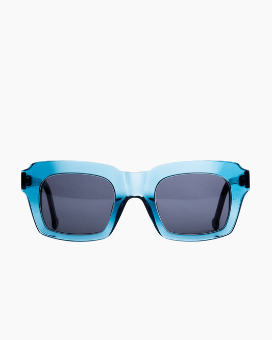 blue plastic rectangle sunglassesby Marie-Sophie Dion model Downey, front view, lunettes de vue rectangle couleur bleu