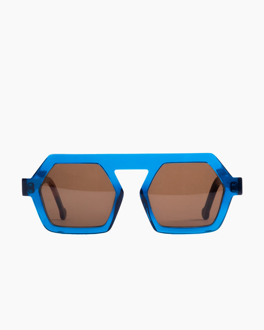 blue plastic hexagon  sunglassesby Marie-Sophie Dion model Lapointe, front view, lunettes de vue hexagone couleur Bleu