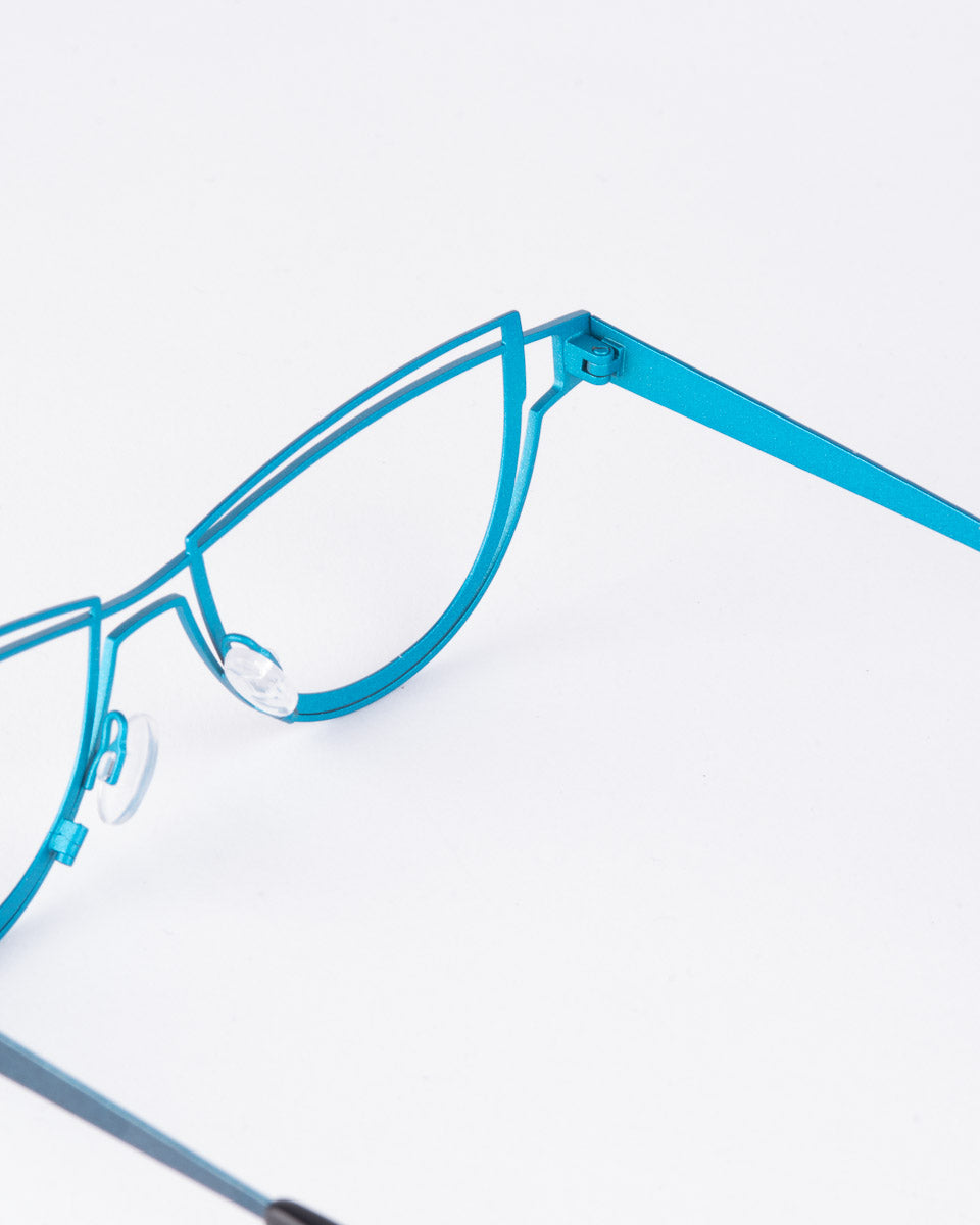 blue metal cat eyeglasses by Theo model CONTOUR, front view, lunettes de vue chat couleur Bleu