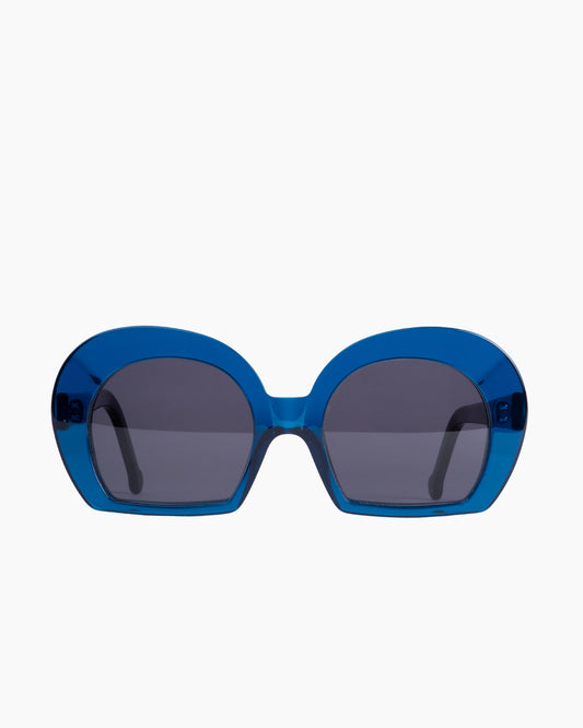 blue plastic oval  sunglassesby Marie-Sophie Dion model Distasio, front view, lunettes de vue ovale couleur Bleu