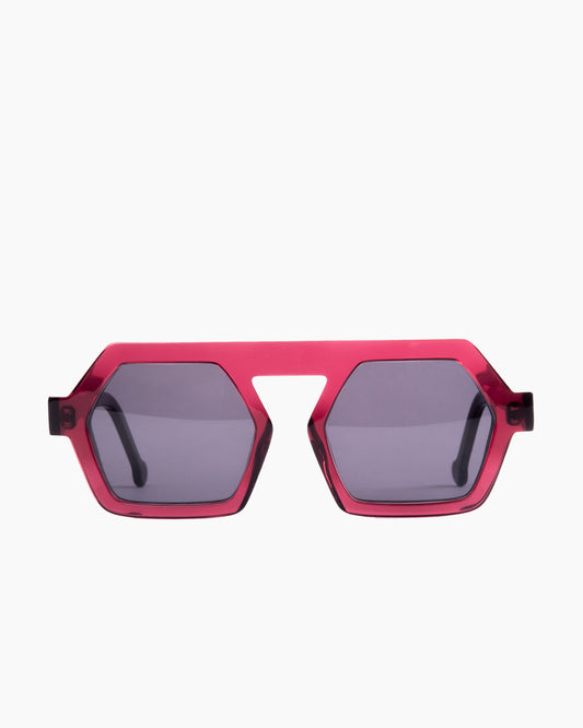 purple plastic hexagon  sunglassesby Marie-Sophie Dion model Lapointe, front view, lunettes de vue hexagone couleur violet