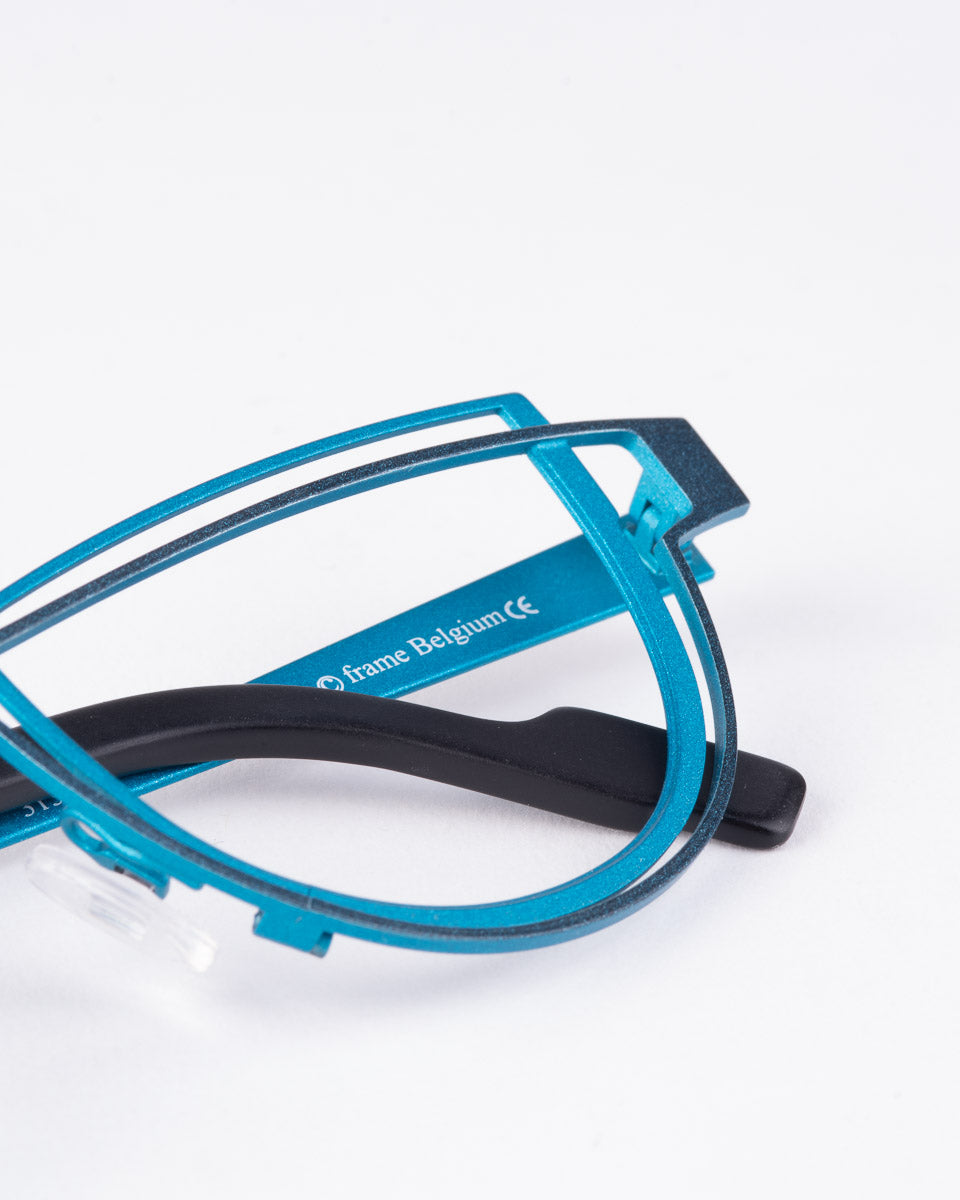 blue metal cat eyeglasses by Theo model CONTOUR, front view, lunettes de vue chat couleur Bleu