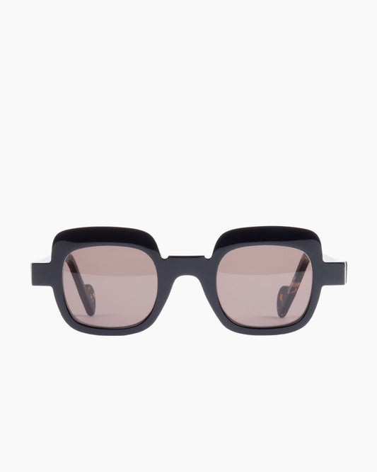 black plastic rectangle sunglassesby Anne et Valentin model sally, front view, lunettes de vue rectangle couleur Noir