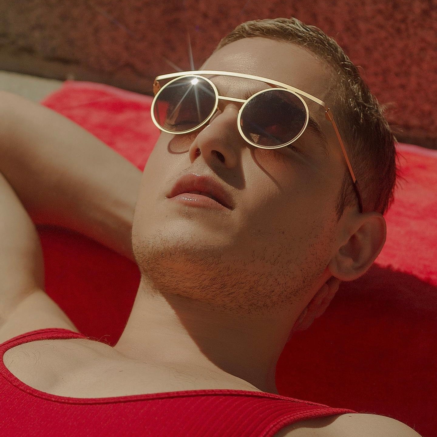 Lunette solaire ronde en métal doré pour homme par GAMINE BAR À LUNETTES