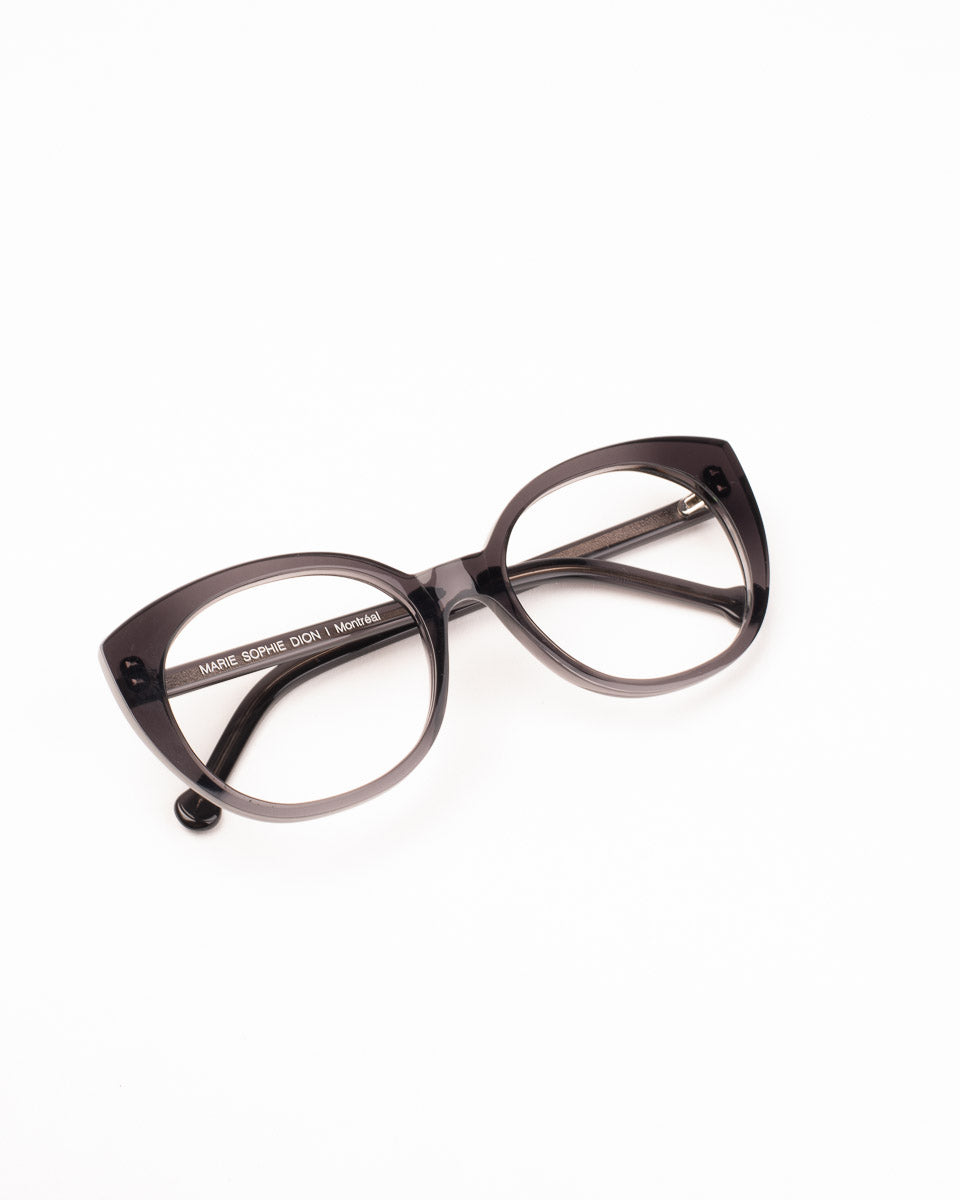 grey plastic cat eyeglasses by Marie-Sophie Dion model Monroe, front view, lunettes de vue chat couleur Gris