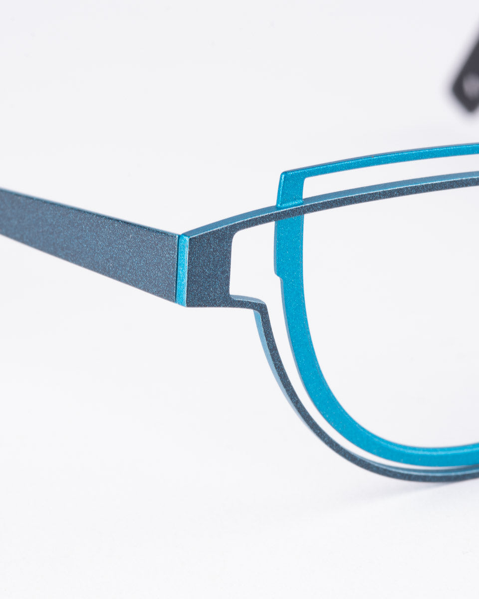 blue metal cat eyeglasses by Theo model CONTOUR, front view, lunettes de vue chat couleur Bleu