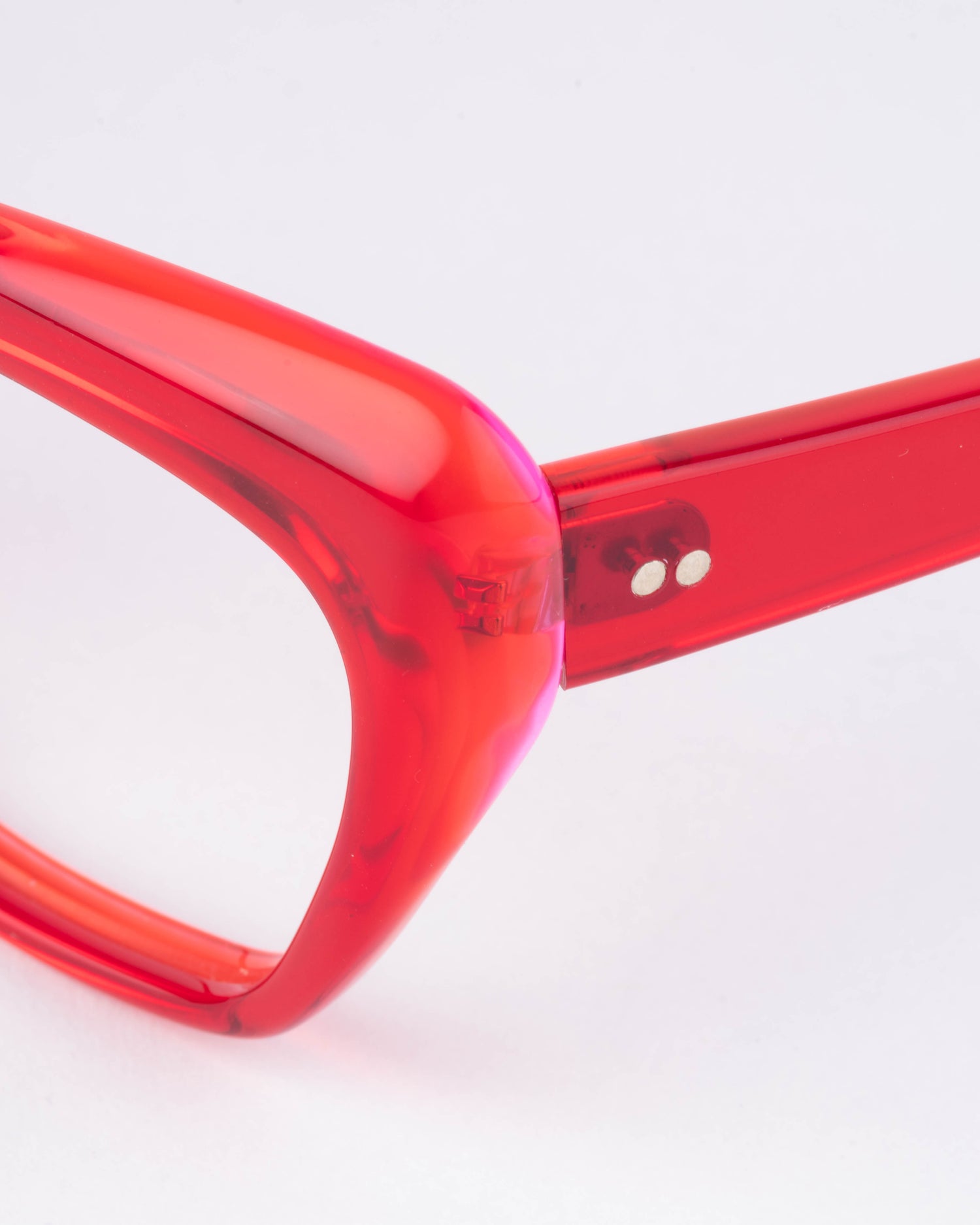 red plastic butterfly eyeglasses by Kirk&Kirk model HANA, front view, lunettes de vue papillon couleur Rouge