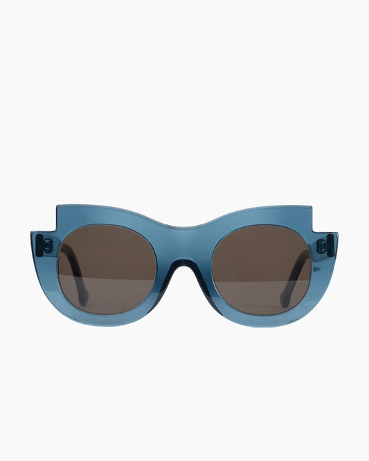 blue plastic round sunglassesby Marie-Sophie Dion model Latraverse2Sun, front view, lunettes de vue rond couleur Bleu