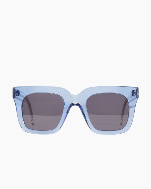 blue plastic rectangle sunglassesby Marie-Sophie Dion model Middleton, front view, lunettes de vue rectangle couleur Bleu