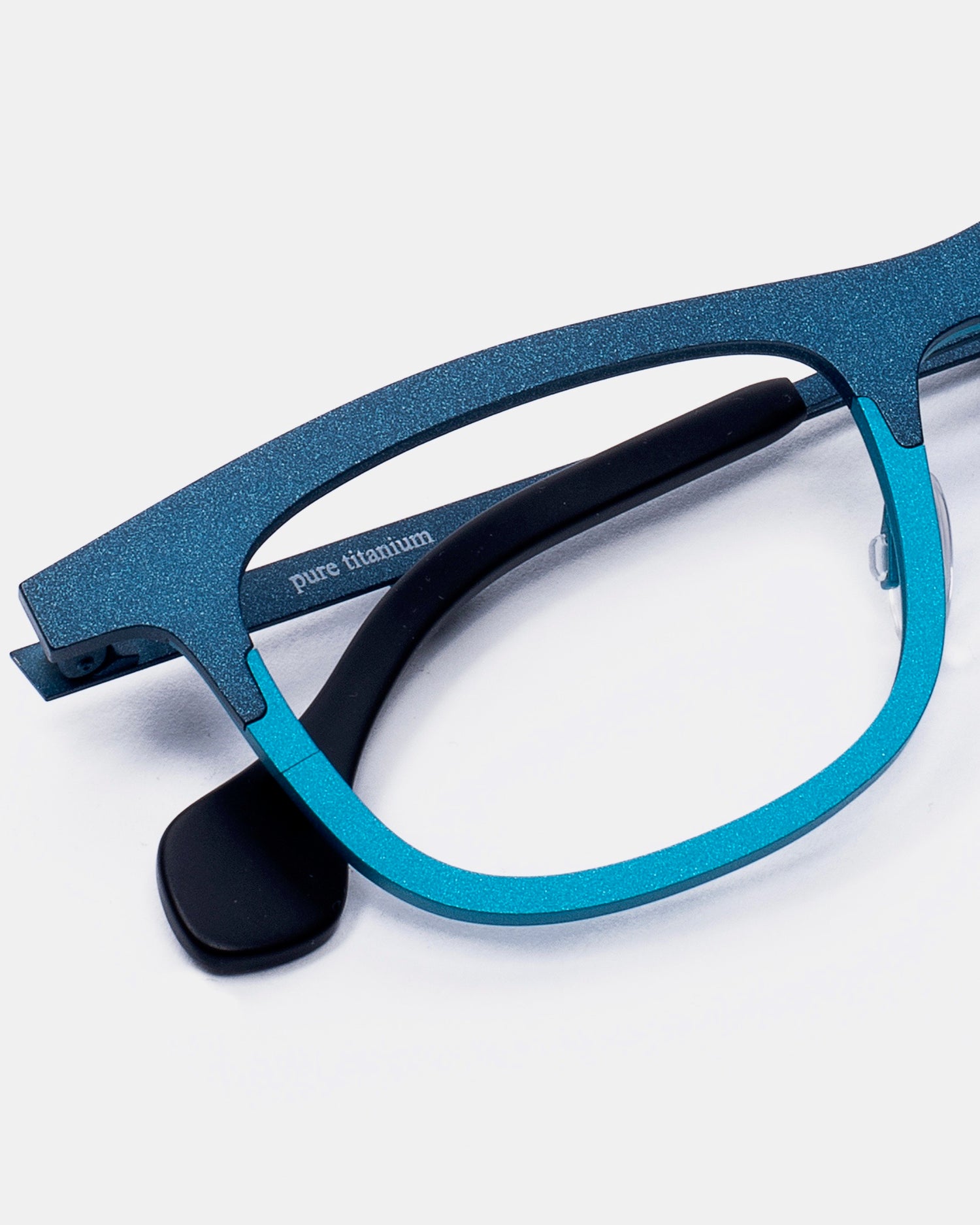 blue metal rectangle eyeglasses by Theo model mille+54, front view, lunettes de vue rectangle couleur Bleu