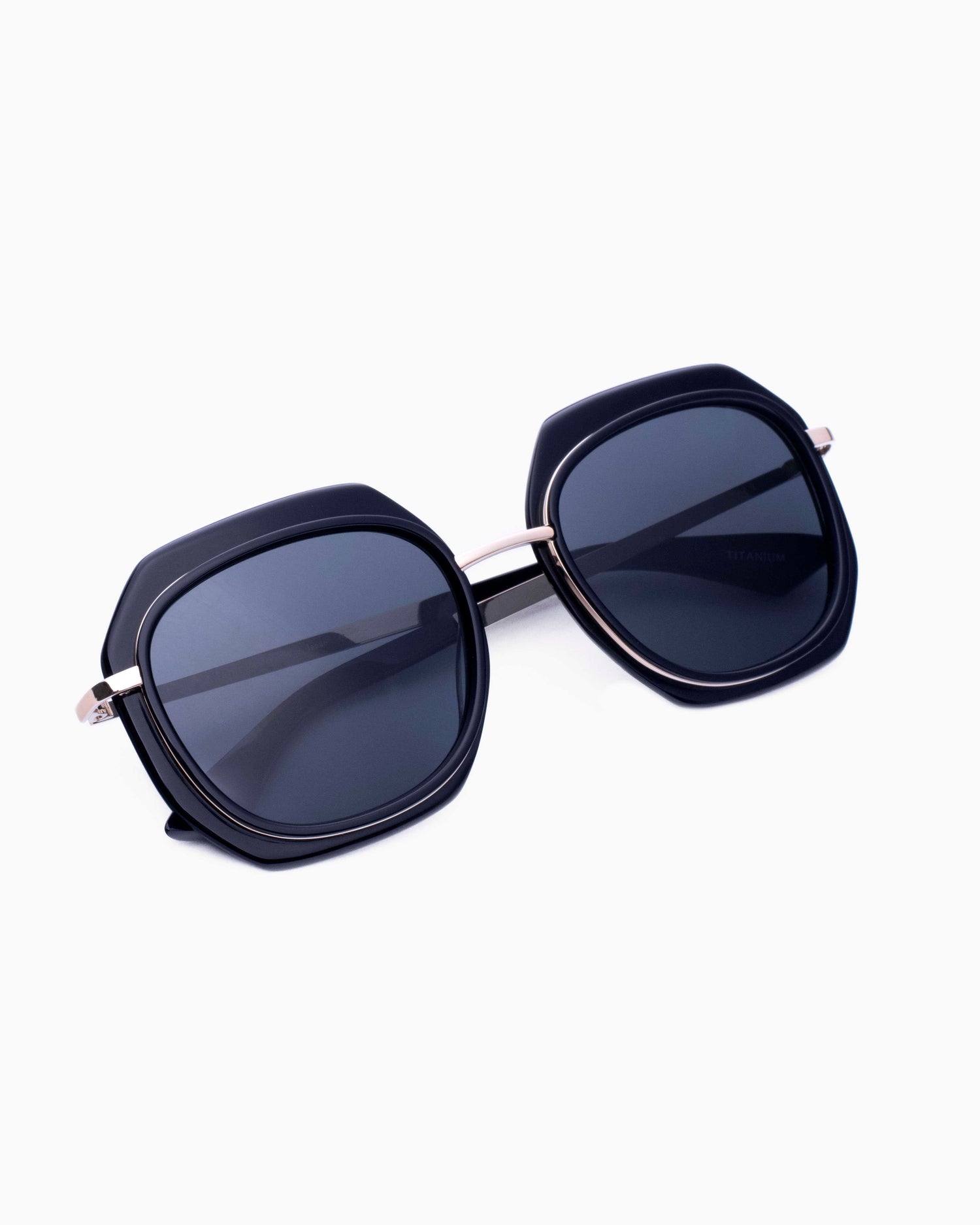 black plastic oval  sunglassesby Emmanuelle Khanh model 1050J, front view, lunettes de vue ovale couleur Noir