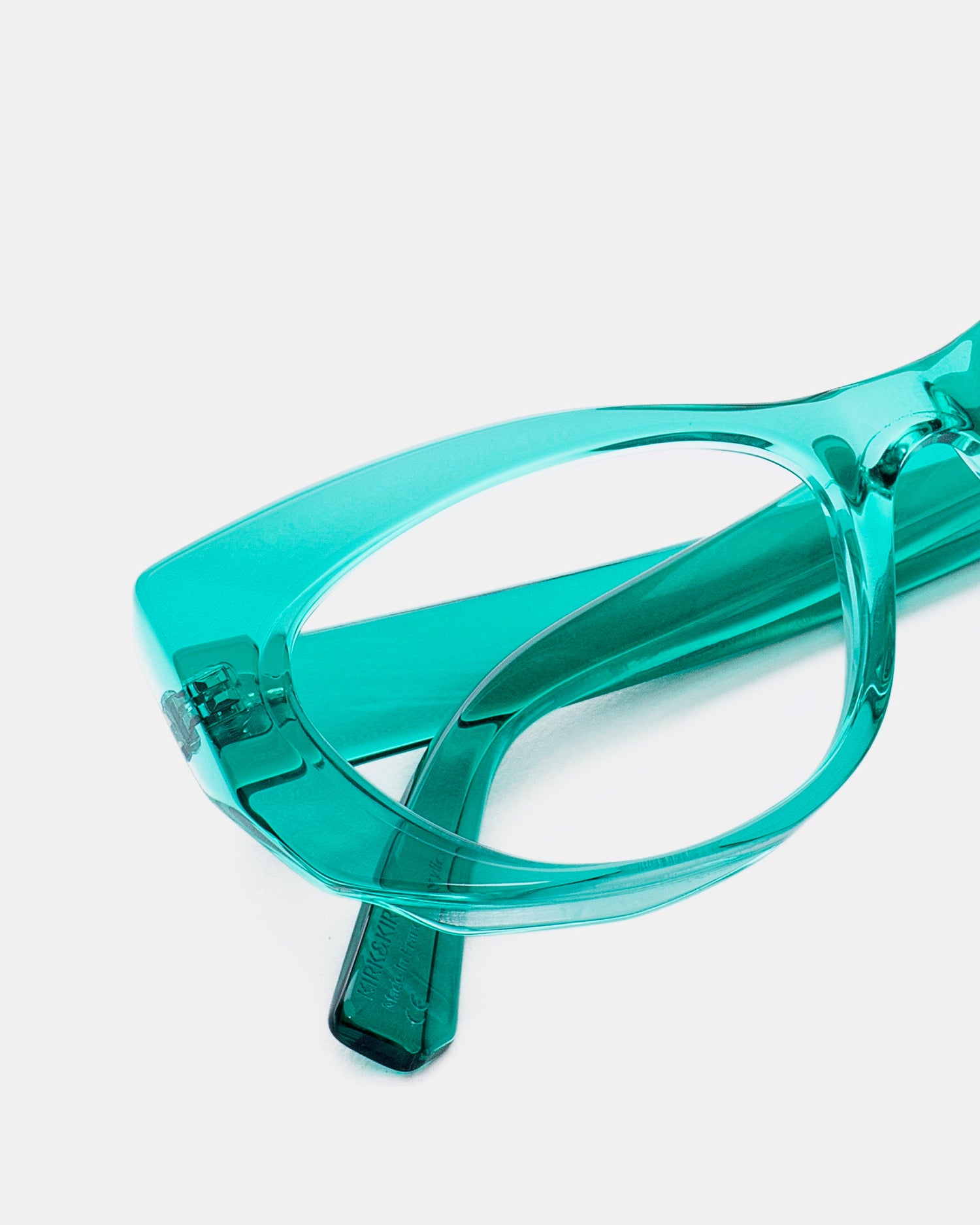 green plastic cat eyeglasses by Kirk&Kirk model Esme, front view, lunettes de vue chat couleur Vert