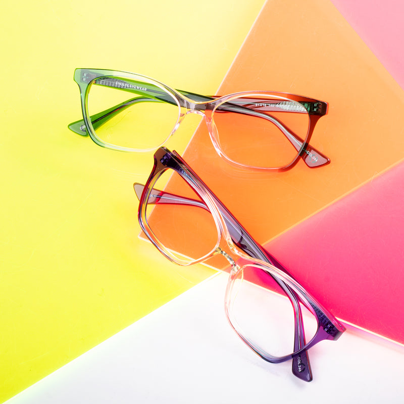 Trois montures Evolve Eyewear colorées sur fond multicolore — lunettes design disponibles chez Bar à Lunettes Québec