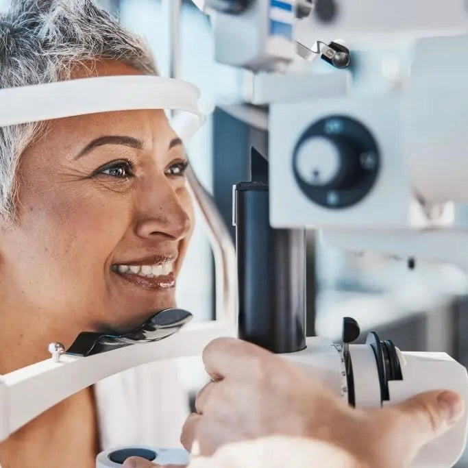 Femme en train de passer un examen de la vue au Bar à Lunettes au Québec