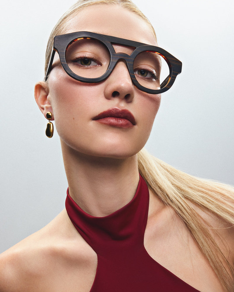 Femme portant des lunettes de soleil rondes noires de la collection Marie-Sophie Dion — Bar à Lunettes Québec