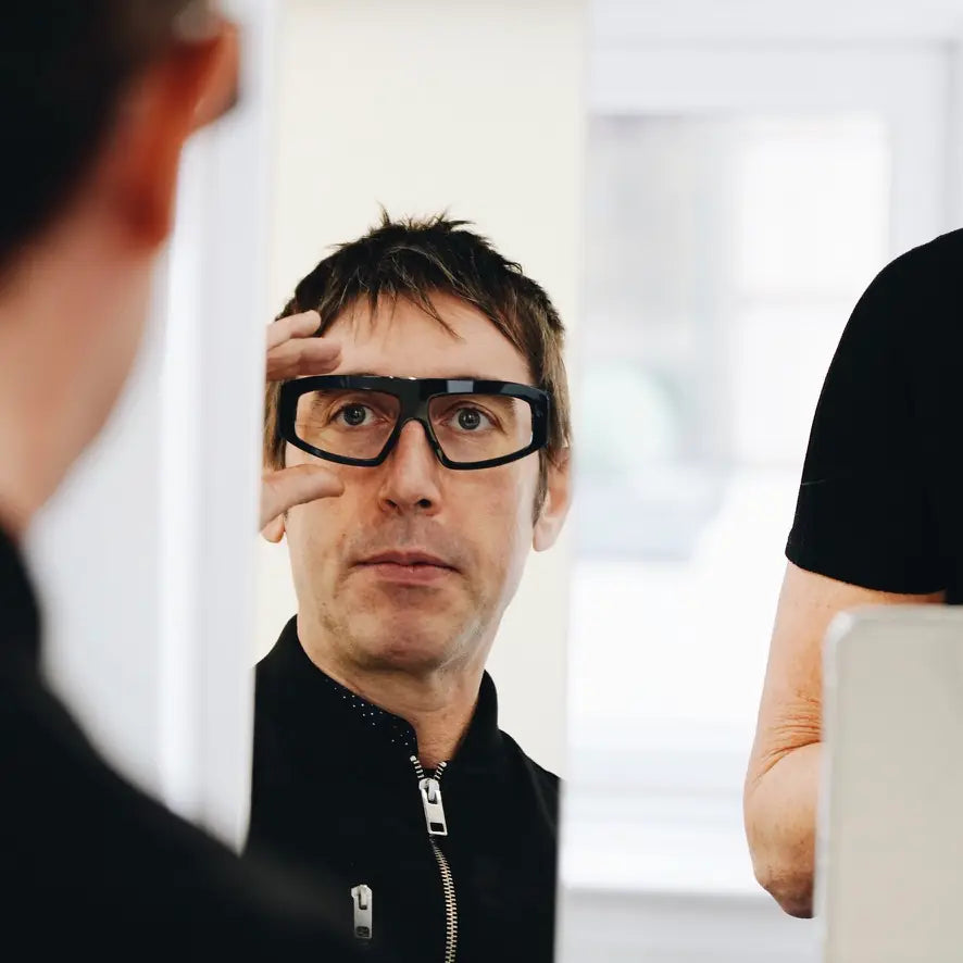 Homme qui porte des lunettes noires faites sur mesure au Québec