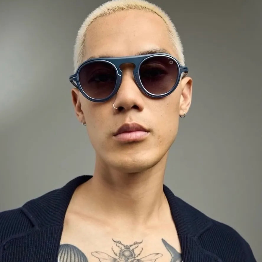 Homme à cheveux blond qui porte des lunettes de la marque Marie Sophie Dion, designer Canadienne