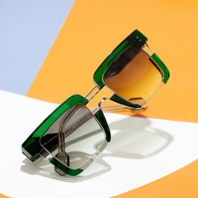 Lunette solaire carrée vertes de plastique pour hommes par Anne et Valentin BAR À LUNETTES