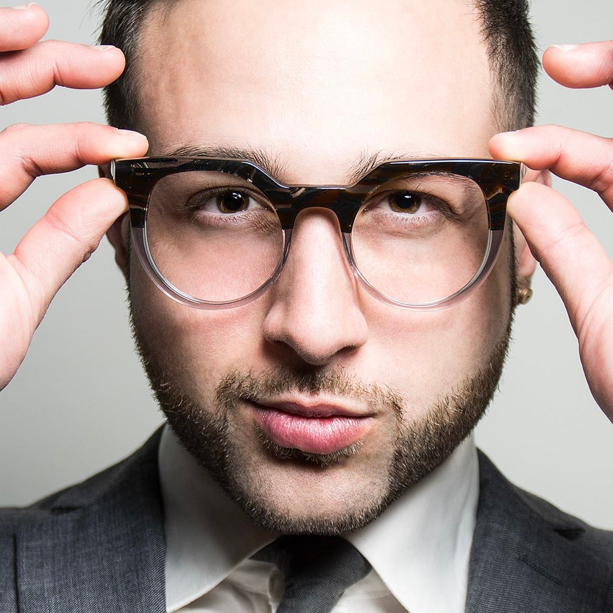 Lunette pour femme en plastique duotone par Spectacle Eyeworks BAR À LUNETTES