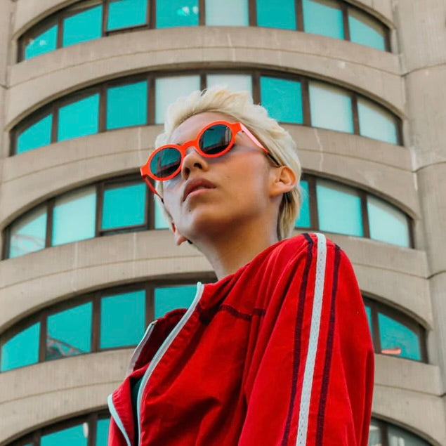 Lunette solaire ronde pour femme en plastique orange par Theo BAR À LUNETTES