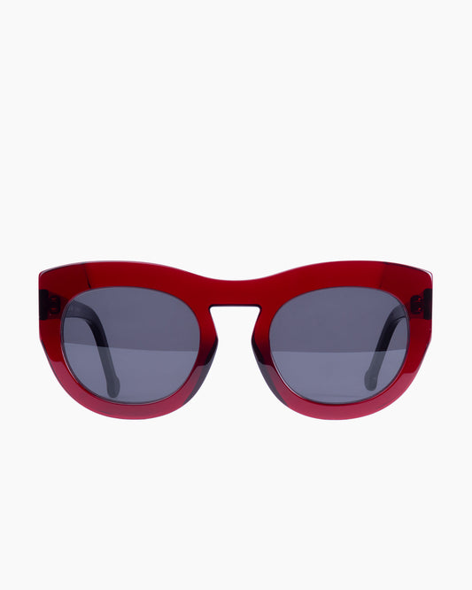 burgundy plastic cat sunglassesby Marie-Sophie Dion model AddamsSun, front view, lunettes de vue chat couleur bourgogne