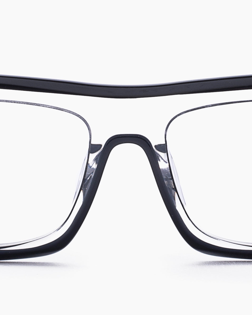 crystal plastic rectangle eyeglasses by Blake Kuwahara model Chambers, front view, lunettes de vue rectangle couleur cristal