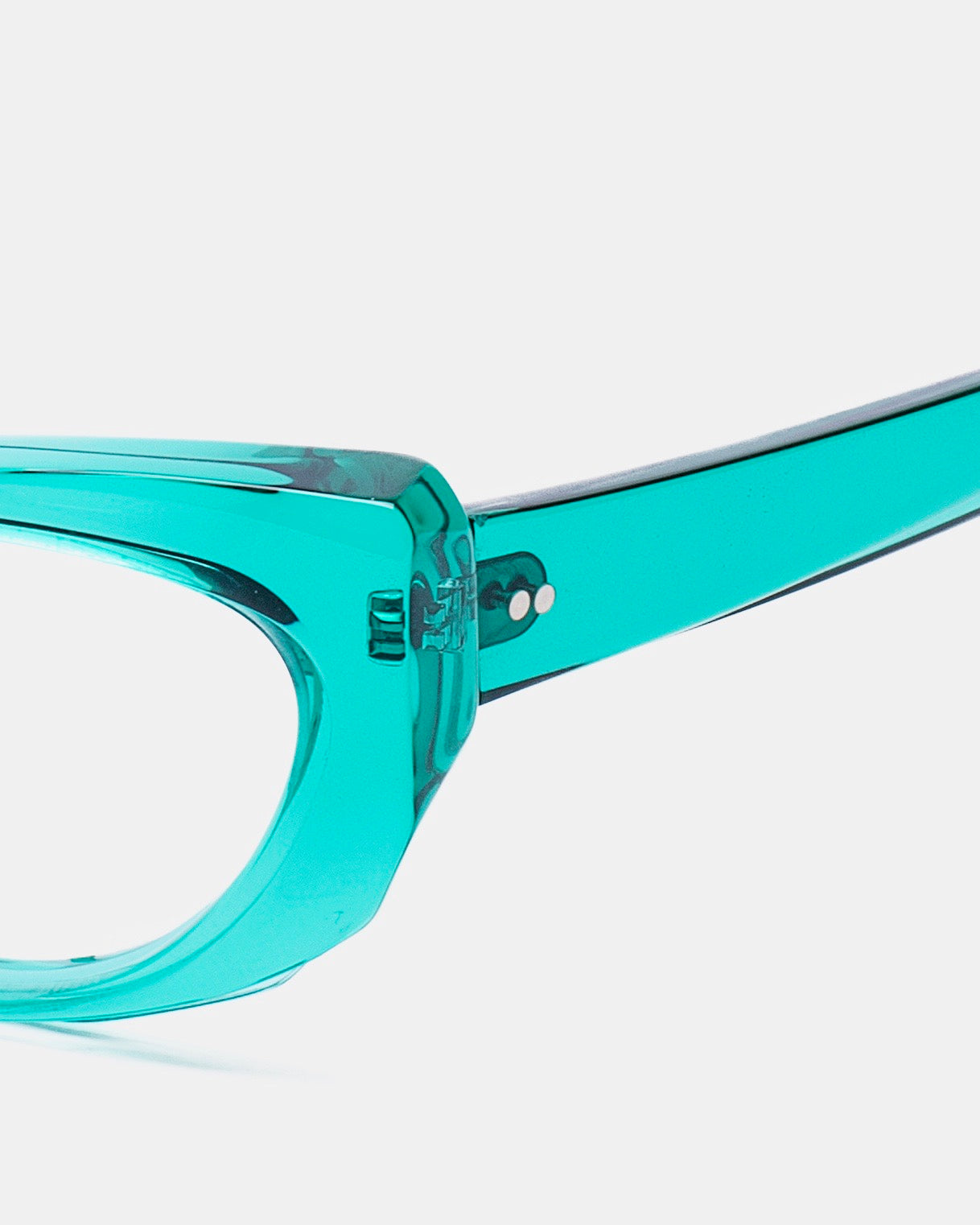 green plastic cat eyeglasses by Kirk&Kirk model Esme, front view, lunettes de vue chat couleur Vert