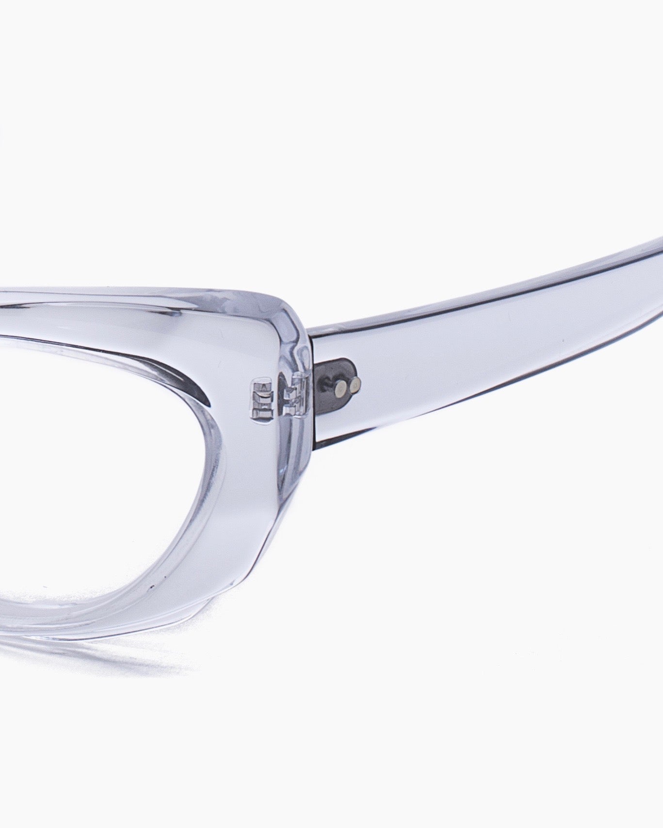 silver plastic cat eyeglasses by Kirk&Kirk model Esme, front view, lunettes de vue chat couleur argent