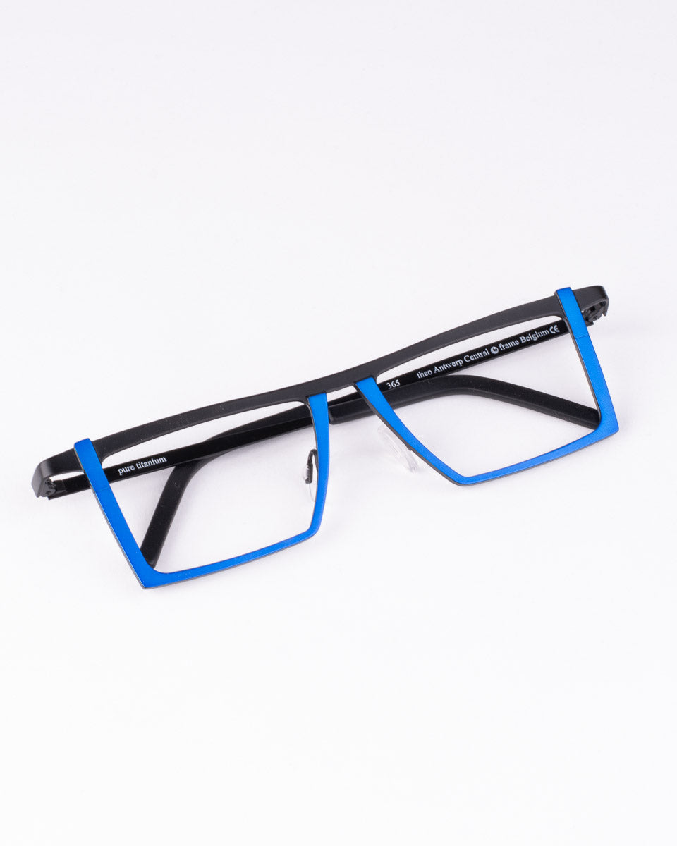 blue metal rectangle eyeglasses by Theo model Antwerpcentral, front view, lunettes de vue rectangle couleur Bleu