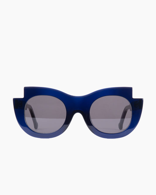 blue plastic round sunglassesby Marie-Sophie Dion model Latraverse2Sun, front view, lunettes de vue rond couleur Bleu