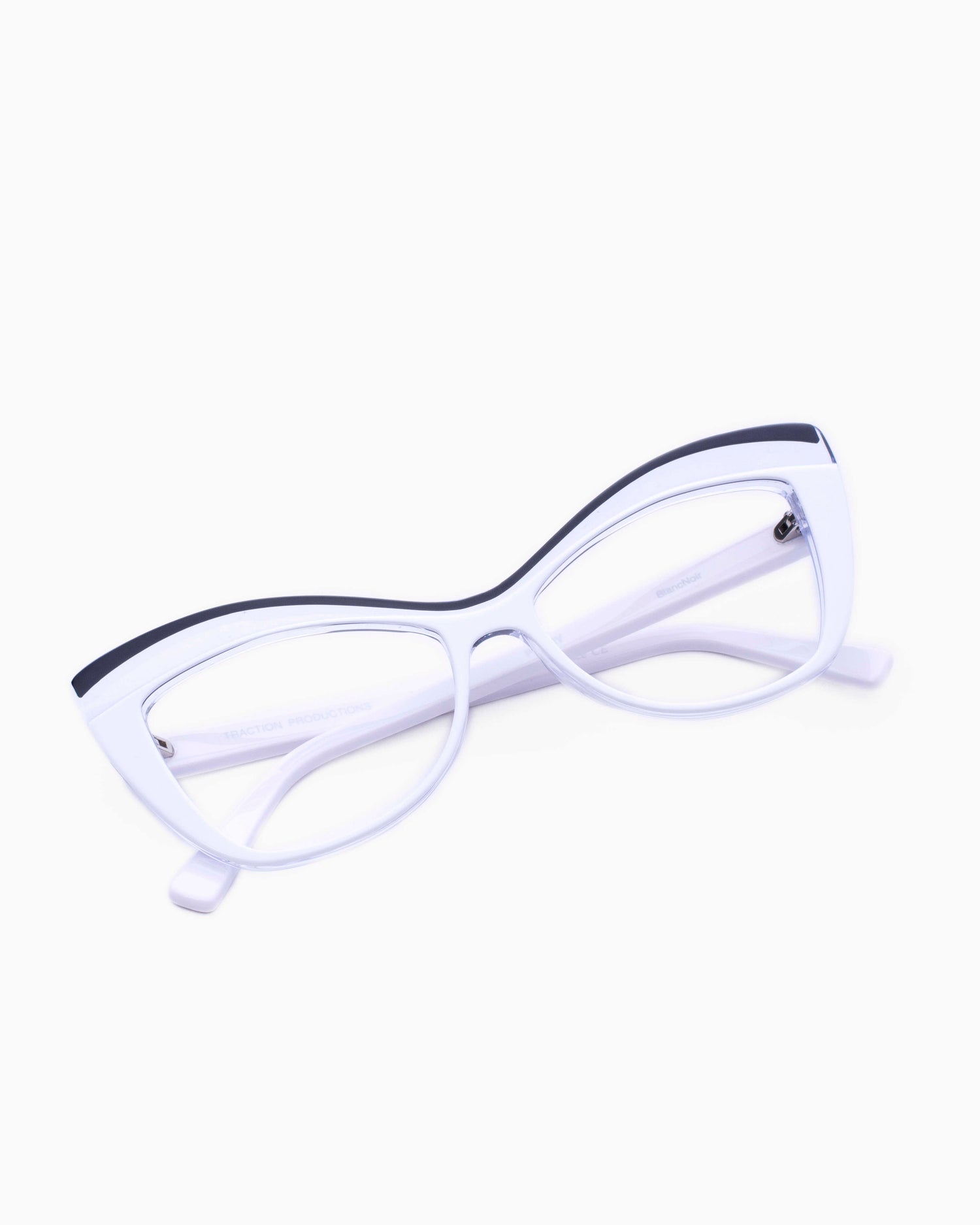 white plastic butterfly eyeglasses by Traction model PEGGY, front view, lunettes de vue papillon couleur Blanc