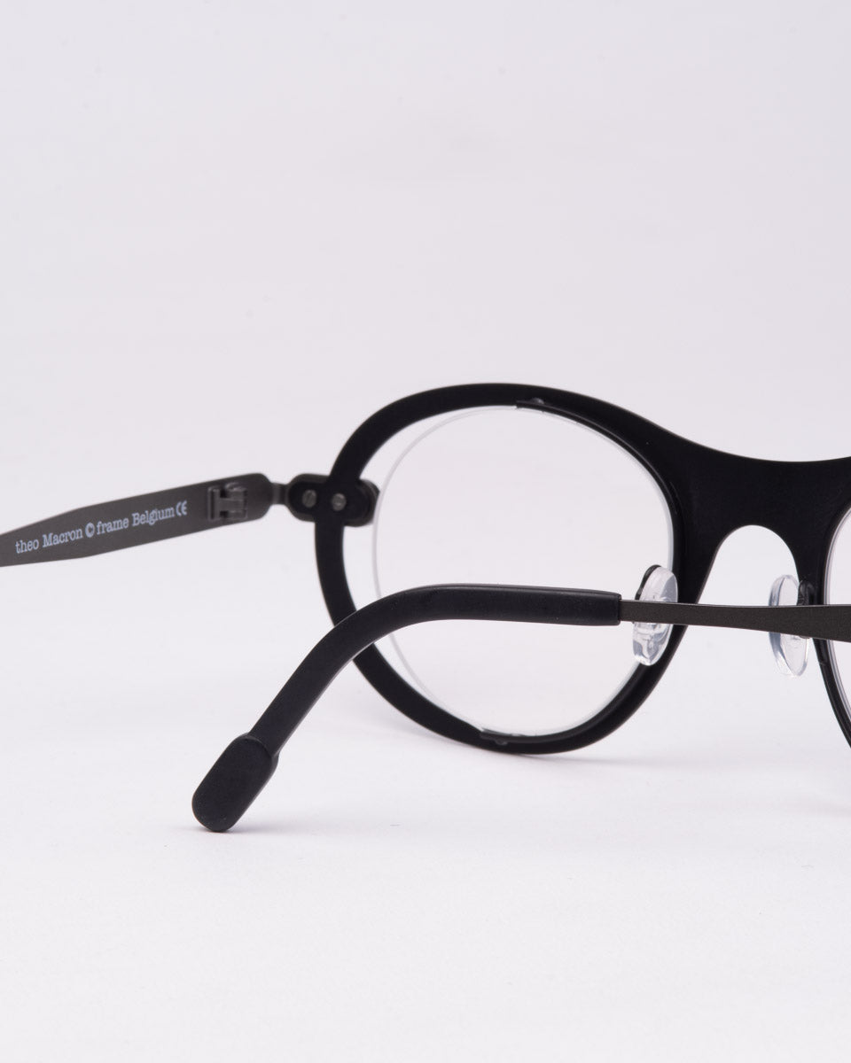 black metal oval eyeglasses by Theo model Macron, front view, lunettes de vue ovale couleur Noir