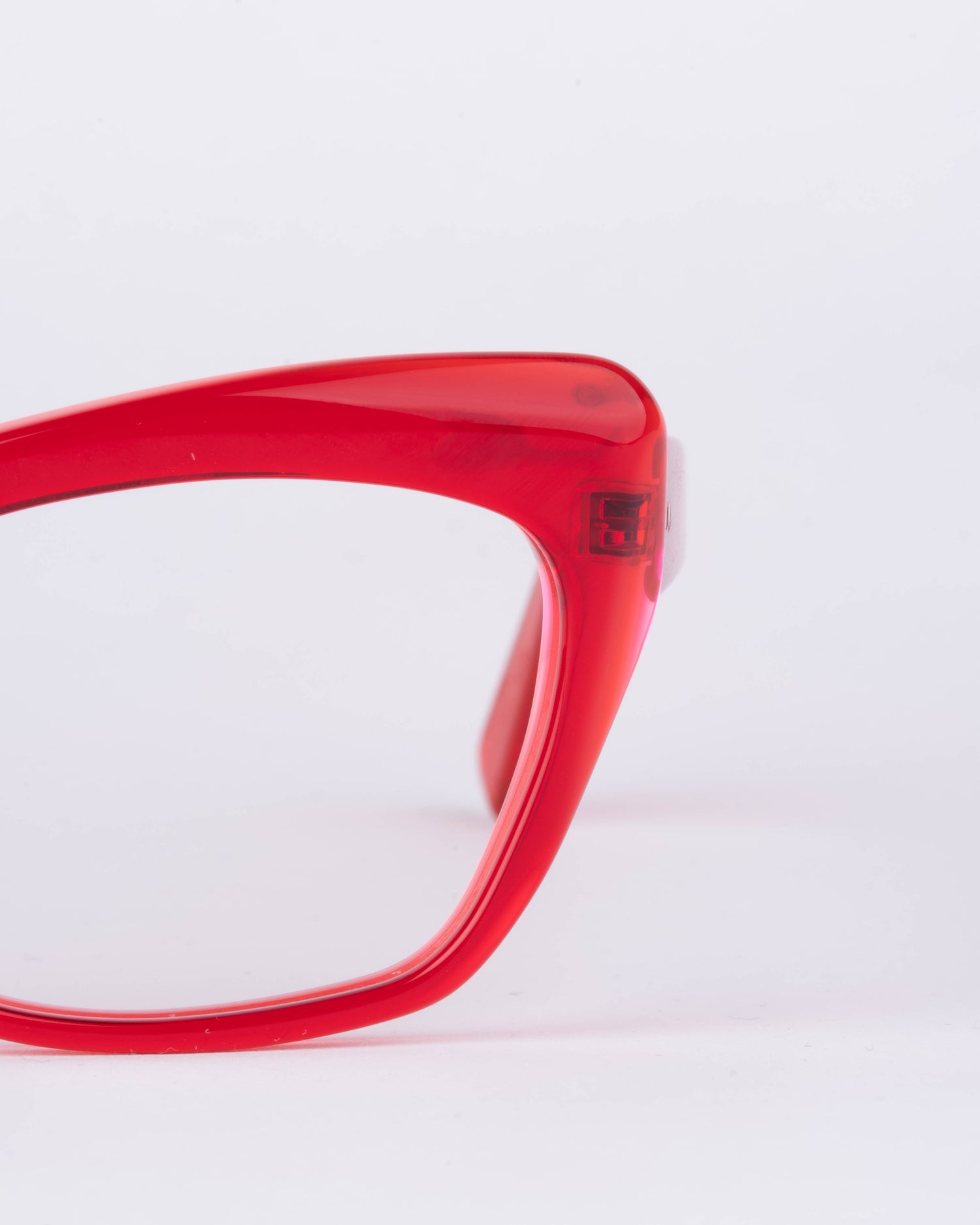 red plastic butterfly eyeglasses by Kirk&Kirk model HANA, front view, lunettes de vue papillon couleur Rouge