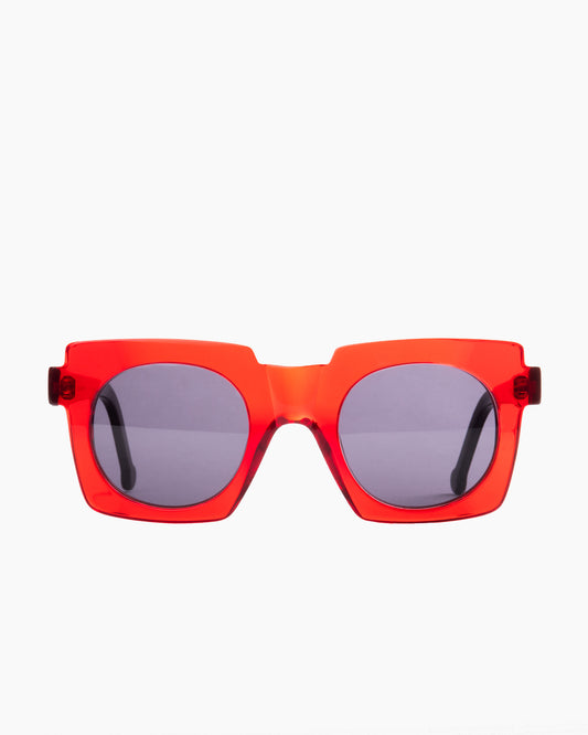 red plastic rectangle sunglassesby Marie-Sophie Dion model Ouimet, front view, lunettes de vue rectangle couleur Rouge