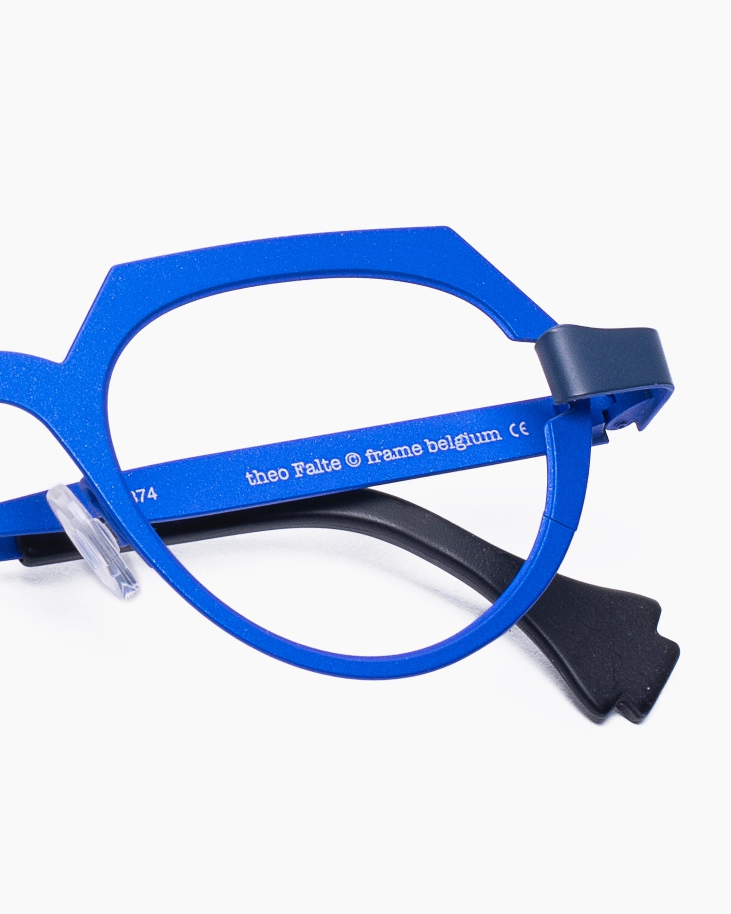 blue metal oval eyeglasses by Theo model falte, front view, lunettes de vue ovale couleur Bleu