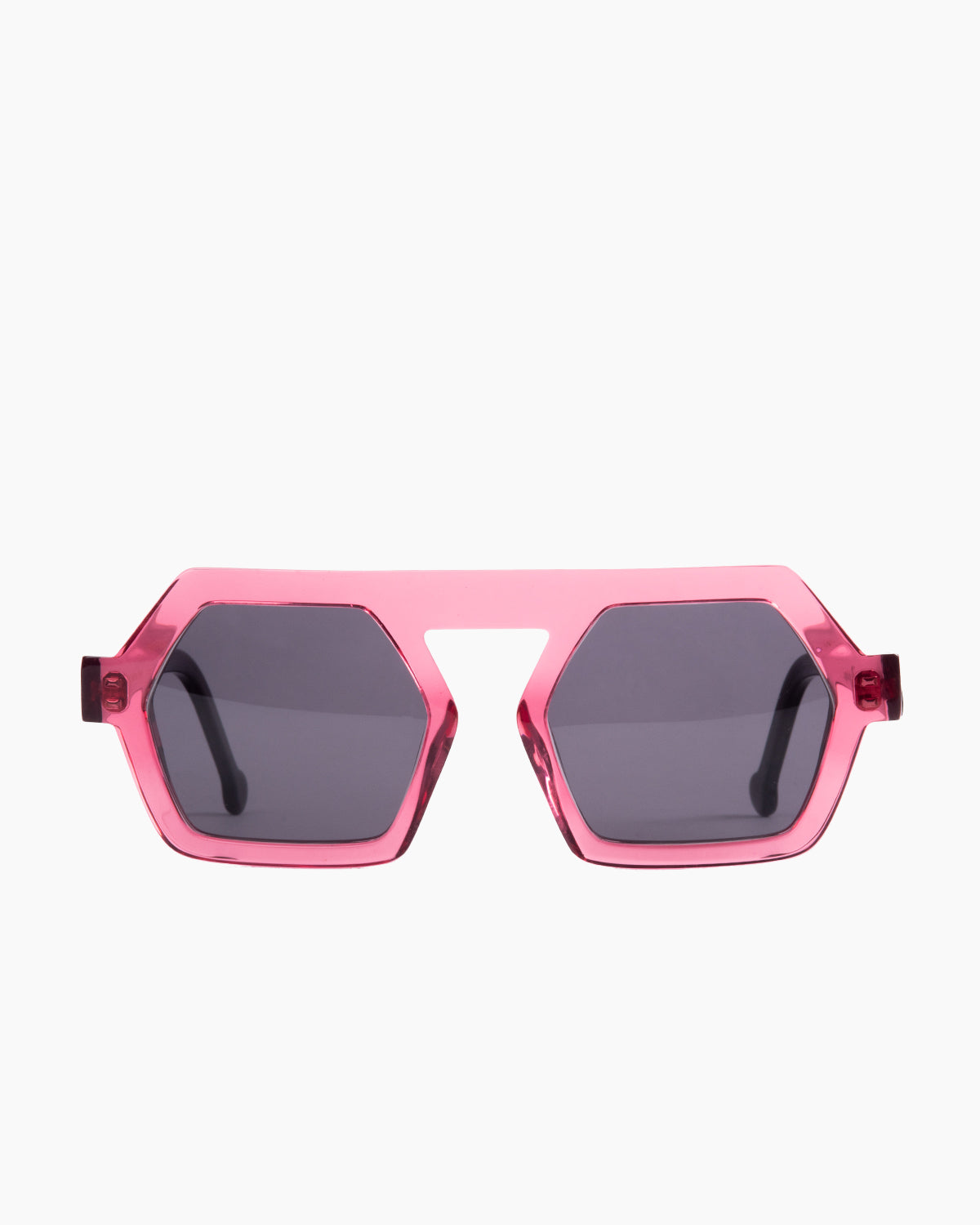 pink plastic hexagon  sunglassesby Marie-Sophie Dion model Lapointe, front view, lunettes de vue hexagone couleur Rose
