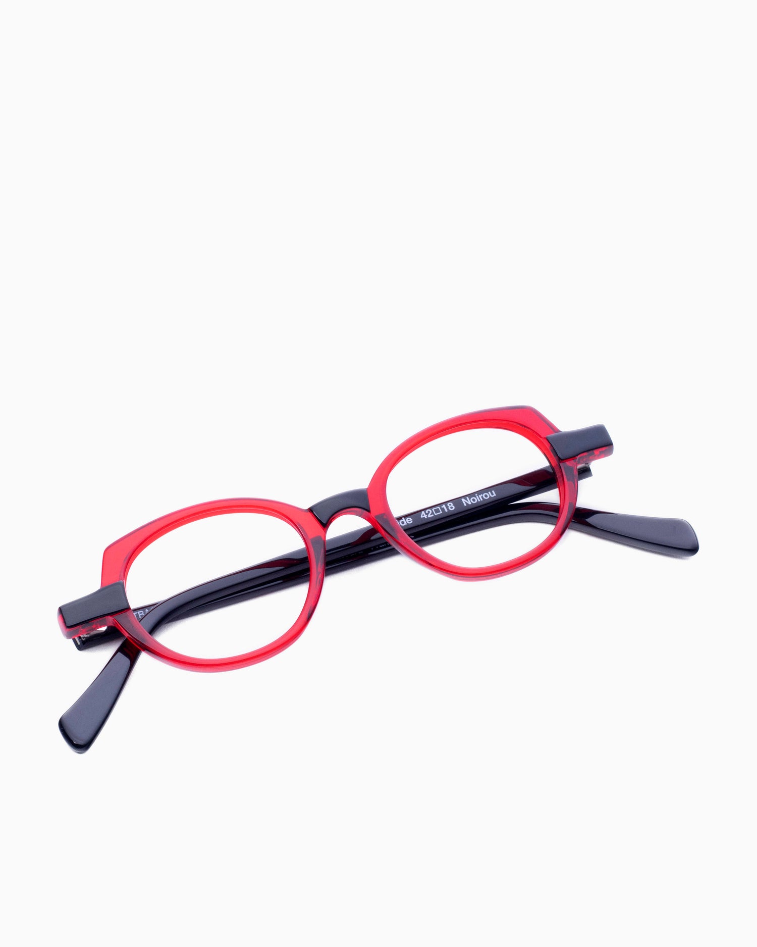 red plastic cat eyeglasses by Traction model Ovide, front view, lunettes de vue chat couleur Rouge