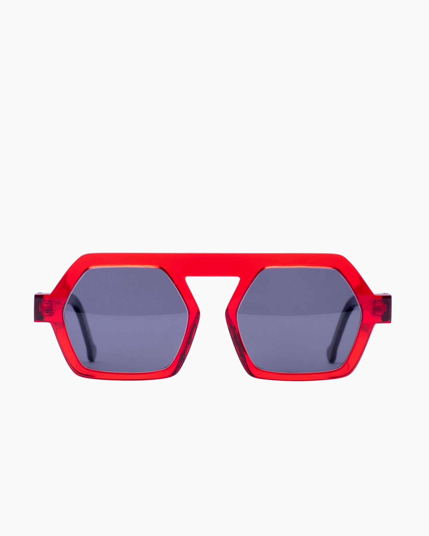red plastic hexagon  sunglassesby Marie-Sophie Dion model Lapointe, front view, lunettes de vue hexagone couleur Rouge