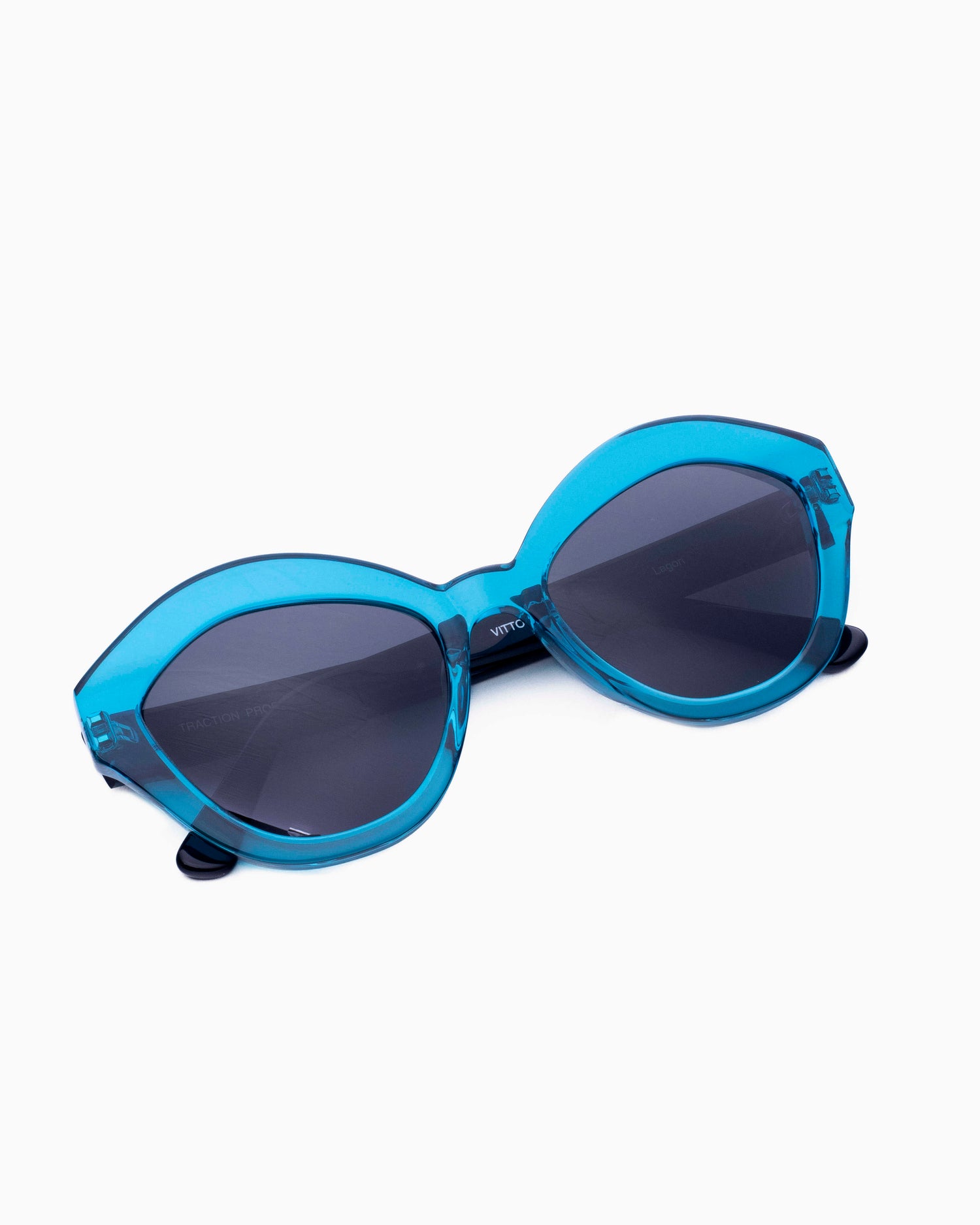 blue plastic cat  sunglassesby Traction model Vittoria, front view, lunettes de vue chat couleur Bleu