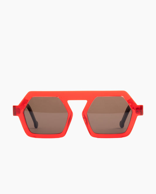 orange plastic hexagon sunglassesby Marie-Sophie Dion model Lapointe, front view, lunettes de vue hexagone couleur Orange
