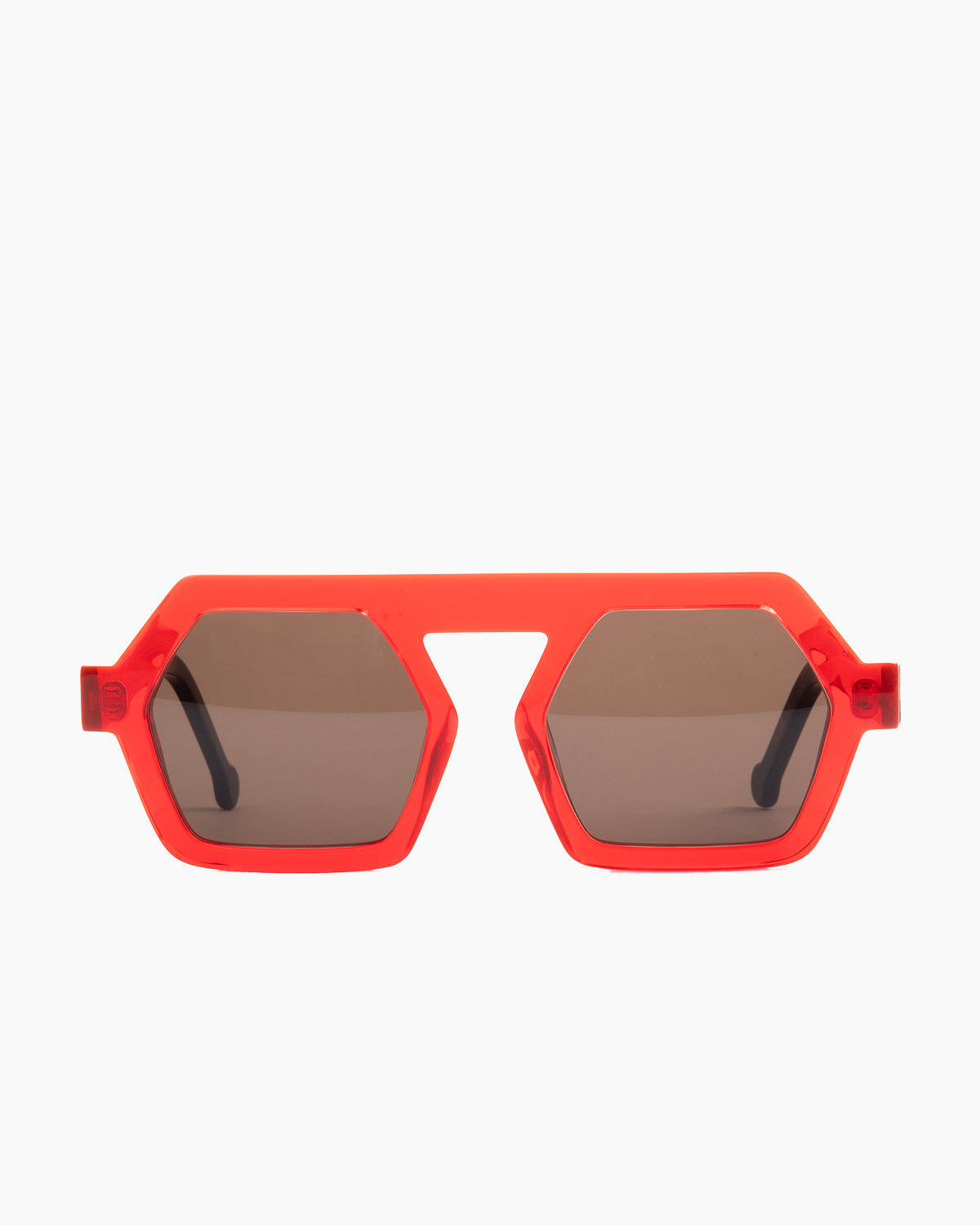 orange plastic hexagon  sunglassesby Marie-Sophie Dion model Lapointe, front view, lunettes de vue hexagone couleur Orange