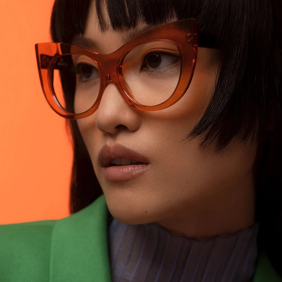 Portrait d'une cliente portant une monture de lunettes ronde ajustée sur mesure